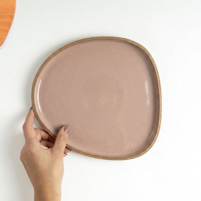 Prato Triângulo Orgânico em cerâmica artesanal — tamanho 23CM x 22CM, argila Cappuccino, esmalte Nude