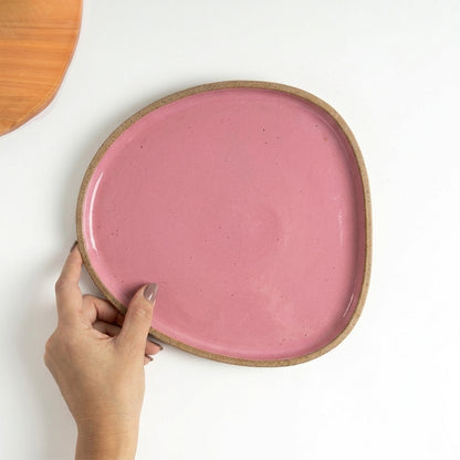 Prato Triângulo Orgânico em cerâmica artesanal — tamanho 23CM x 22CM, argila Cappuccino, esmalte Rosa Barbie