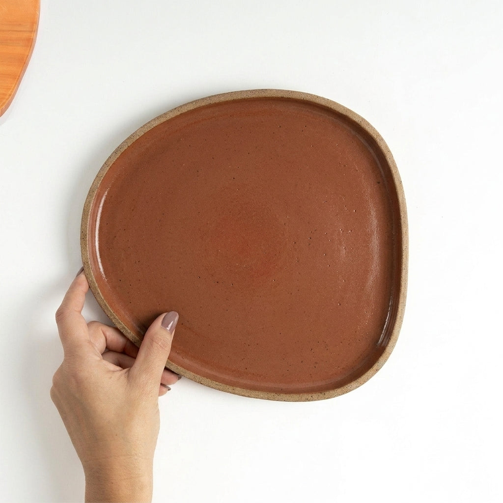 Prato Triângulo Orgânico em cerâmica artesanal — tamanho 23CM x 22CM, argila Cappuccino, esmalte Sol de Terracota
