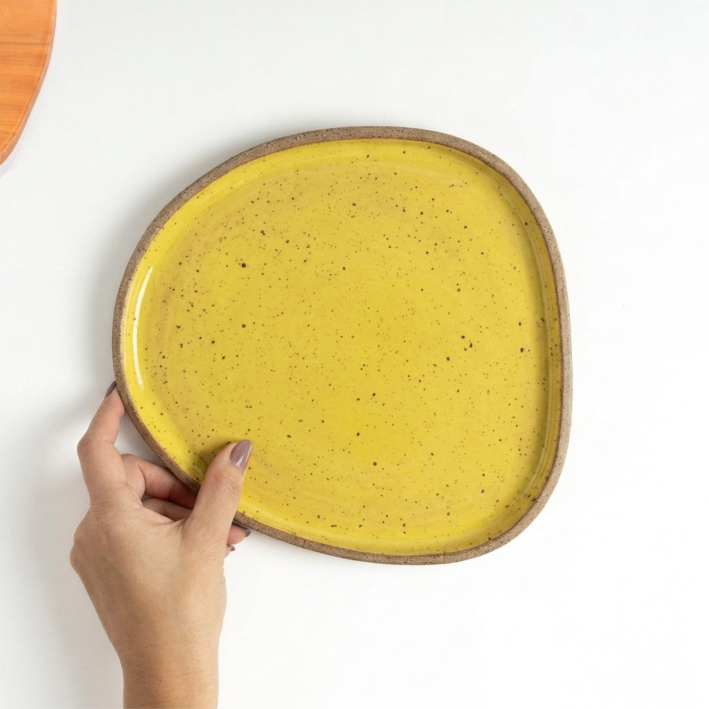 Prato Triângulo Orgânico em cerâmica artesanal — tamanho 23CM x 22CM, argila Flocos, esmalte Amarelo Intenso