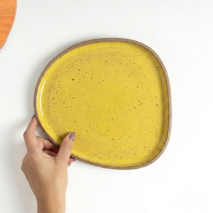 Prato Triângulo Orgânico em cerâmica artesanal — tamanho 23CM x 22CM, argila Flocos, esmalte Amarelo Intenso