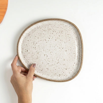 Prato Triângulo Orgânico em cerâmica artesanal — tamanho 23CM x 22CM, argila Flocos, esmalte Branco AMME