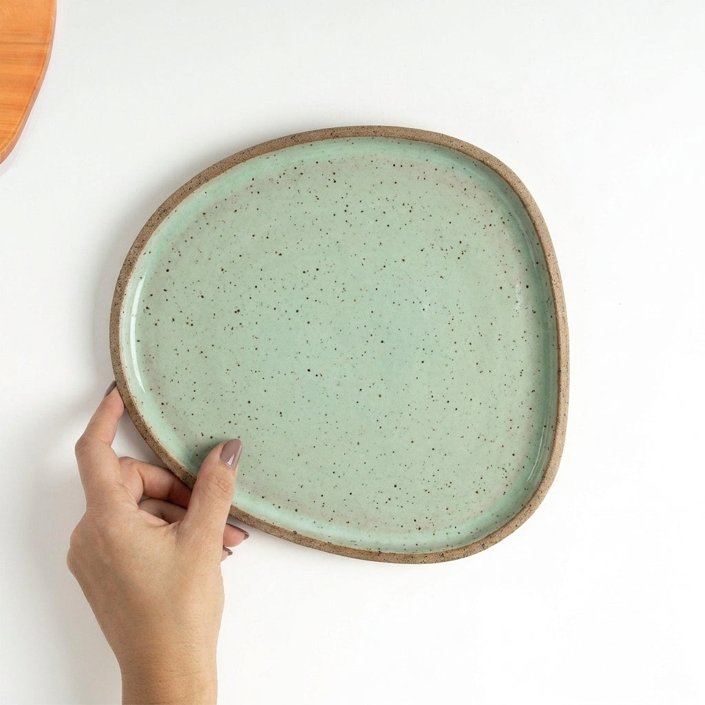 Prato Triângulo Orgânico em cerâmica artesanal — tamanho 23CM x 22CM, argila Flocos, esmalte Verde Menta