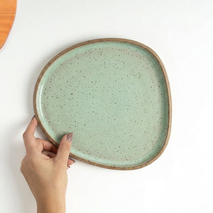 Prato Triângulo Orgânico em cerâmica artesanal — tamanho 23CM x 22CM, argila Flocos, esmalte Verde Menta