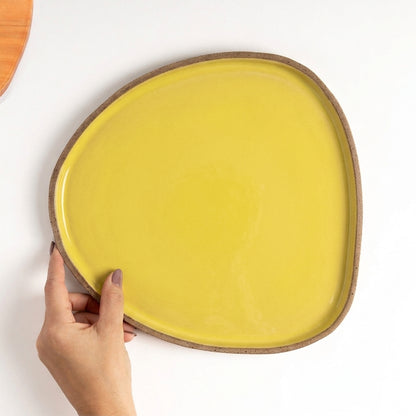 Prato Triângulo Orgânico em cerâmica artesanal — tamanho 27CM x 26CM, argila Cappuccino, esmalte Amarelo Intenso