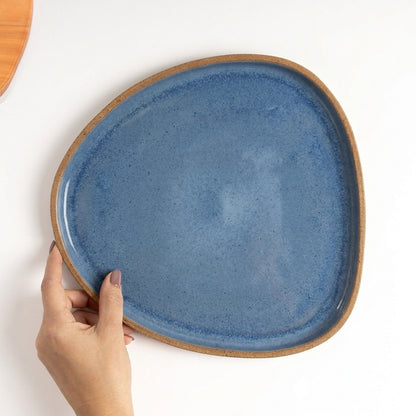 Prato Triângulo Orgânico em cerâmica artesanal — tamanho 27CM x 26CM, argila Cappuccino, esmalte Azul Safira