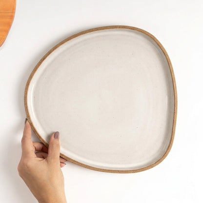 Prato Triângulo Orgânico em cerâmica artesanal — tamanho 27CM x 26CM, argila Cappuccino, esmalte Branco AMME