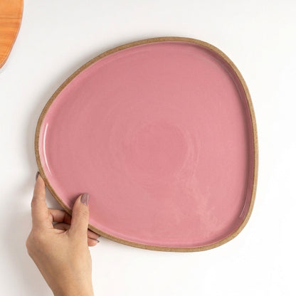 Prato Triângulo Orgânico em cerâmica artesanal — tamanho 27CM x 26CM, argila Cappuccino, esmalte Rosa Barbie