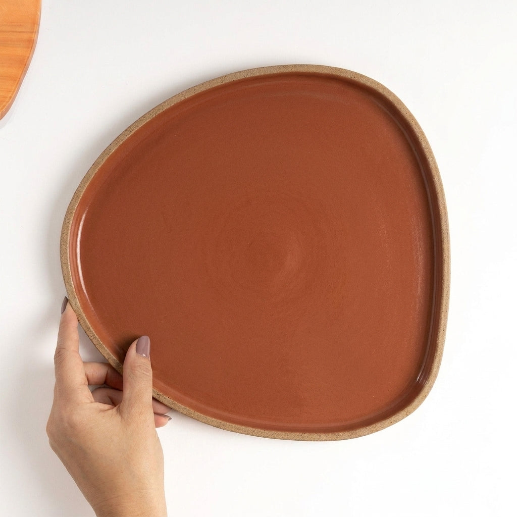 Prato Triângulo Orgânico em cerâmica artesanal — tamanho 27CM x 26CM, argila Cappuccino, esmalte Sol de Terracota