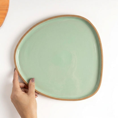 Prato Triângulo Orgânico em cerâmica artesanal — tamanho 27CM x 26CM, argila Cappuccino, esmalte Verde Menta