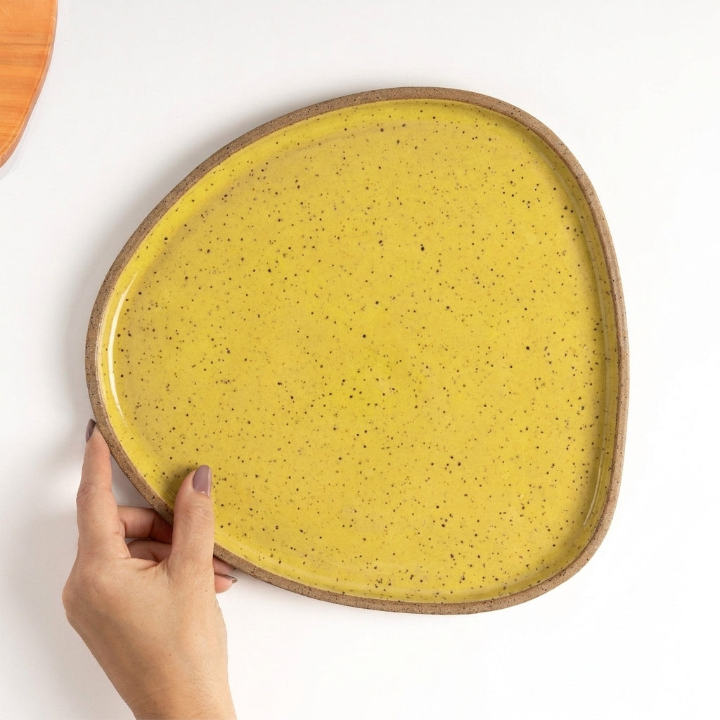 Prato Triângulo Orgânico em cerâmica artesanal — tamanho 27CM x 26CM, argila Flocos, esmalte Amarelo Intenso