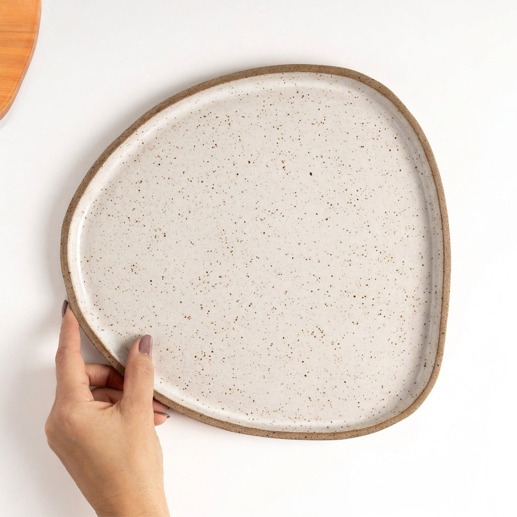 Prato Triângulo Orgânico em cerâmica artesanal — tamanho 27CM x 26CM, argila Flocos, esmalte Branco AMME