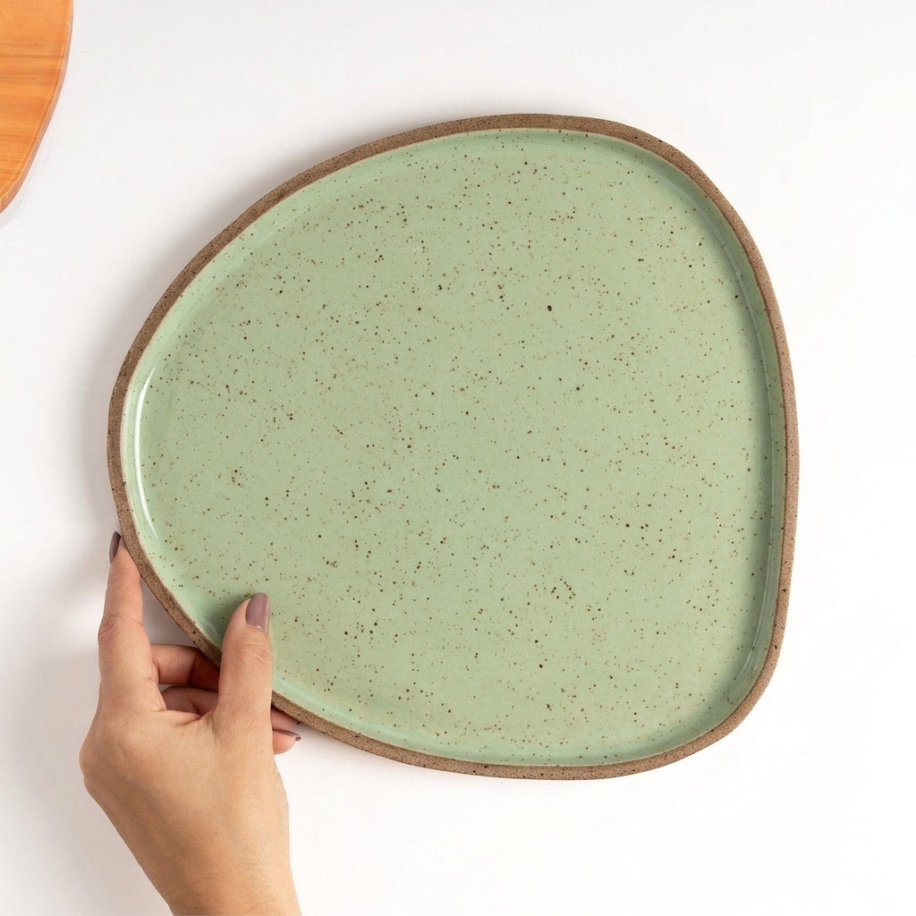 Prato Triângulo Orgânico em cerâmica artesanal — tamanho 27CM x 26CM, argila Flocos, esmalte Verde Menta