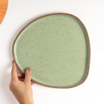 Prato Triângulo Orgânico em cerâmica artesanal — tamanho 27CM x 26CM, argila Flocos, esmalte Verde Menta