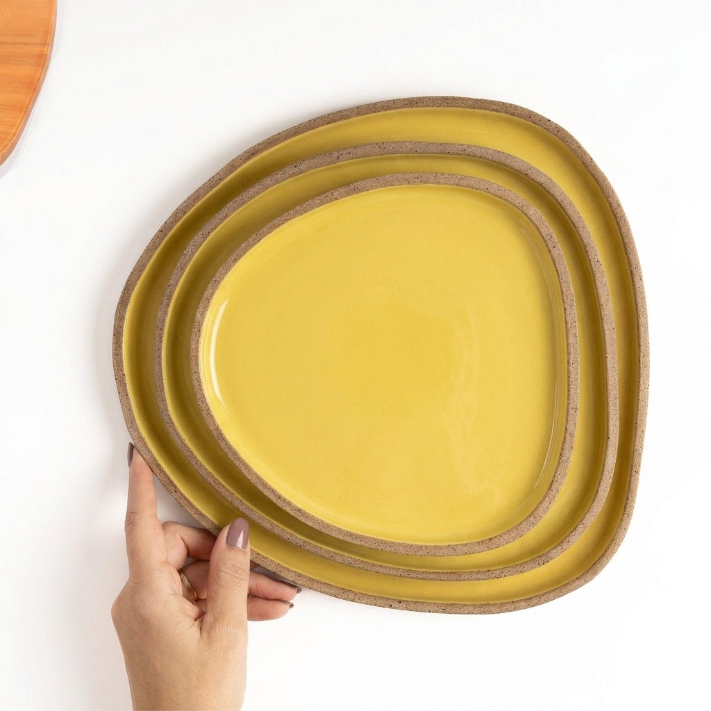 Prato Triângulo Orgânico em cerâmica artesanal — tamanho KIT 3 TAMANHOS, argila Cappuccino, esmalte Amarelo Intenso