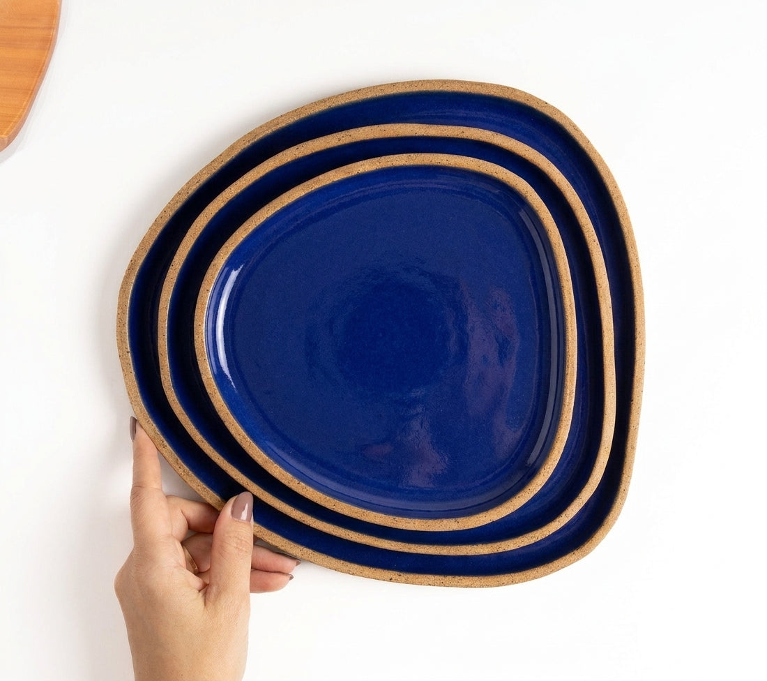 Prato Triângulo Orgânico em cerâmica artesanal — tamanho KIT 3 TAMANHOS, argila Cappuccino, esmalte Azul Safira