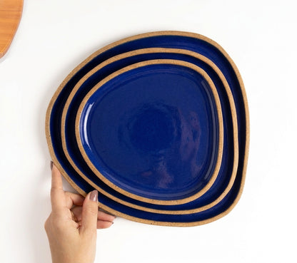 Prato Triângulo Orgânico em cerâmica artesanal — tamanho KIT 3 TAMANHOS, argila Cappuccino, esmalte Azul Safira