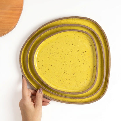 Prato Triângulo Orgânico em cerâmica artesanal — tamanho KIT 3 TAMANHOS, argila Flocos, esmalte Amarelo Intenso