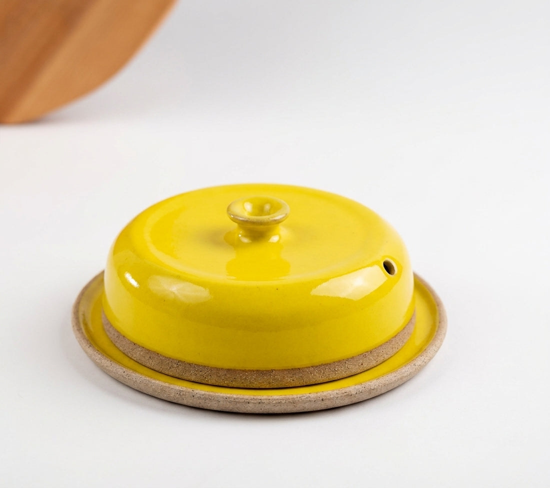 Queijeira redonda com tampa em cerâmica artesanal — argila Cappuccino, esmalte Amarelo Intenso