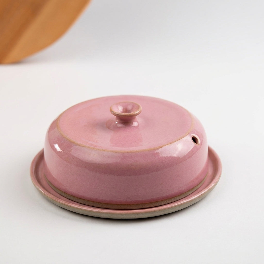 Queijeira redonda com tampa em cerâmica artesanal — argila Cappuccino, esmalte Rosa Barbie