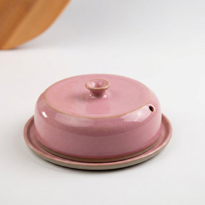 Queijeira redonda com tampa em cerâmica artesanal — argila Cappuccino, esmalte Rosa Barbie
