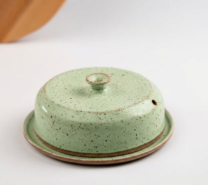 Queijeira redonda com tampa em cerâmica artesanal — argila Cappuccino, esmalte Verde Menta