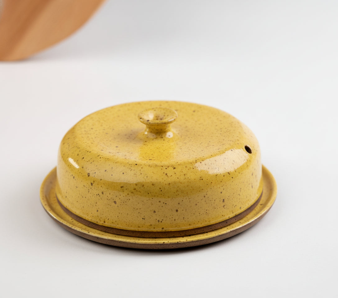 Queijeira redonda com tampa em cerâmica artesanal — argila Flocos, esmalte Amarelo Intenso