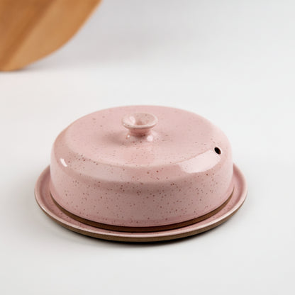 Queijeira redonda com tampa em cerâmica artesanal — argila Flocos, esmalte Rosa Barbie