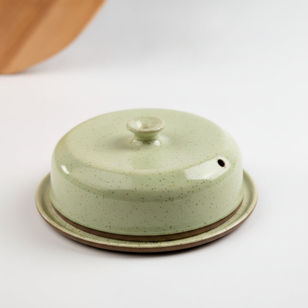 Queijeira redonda com tampa em cerâmica artesanal — argila Flocos, esmalte Verde Menta