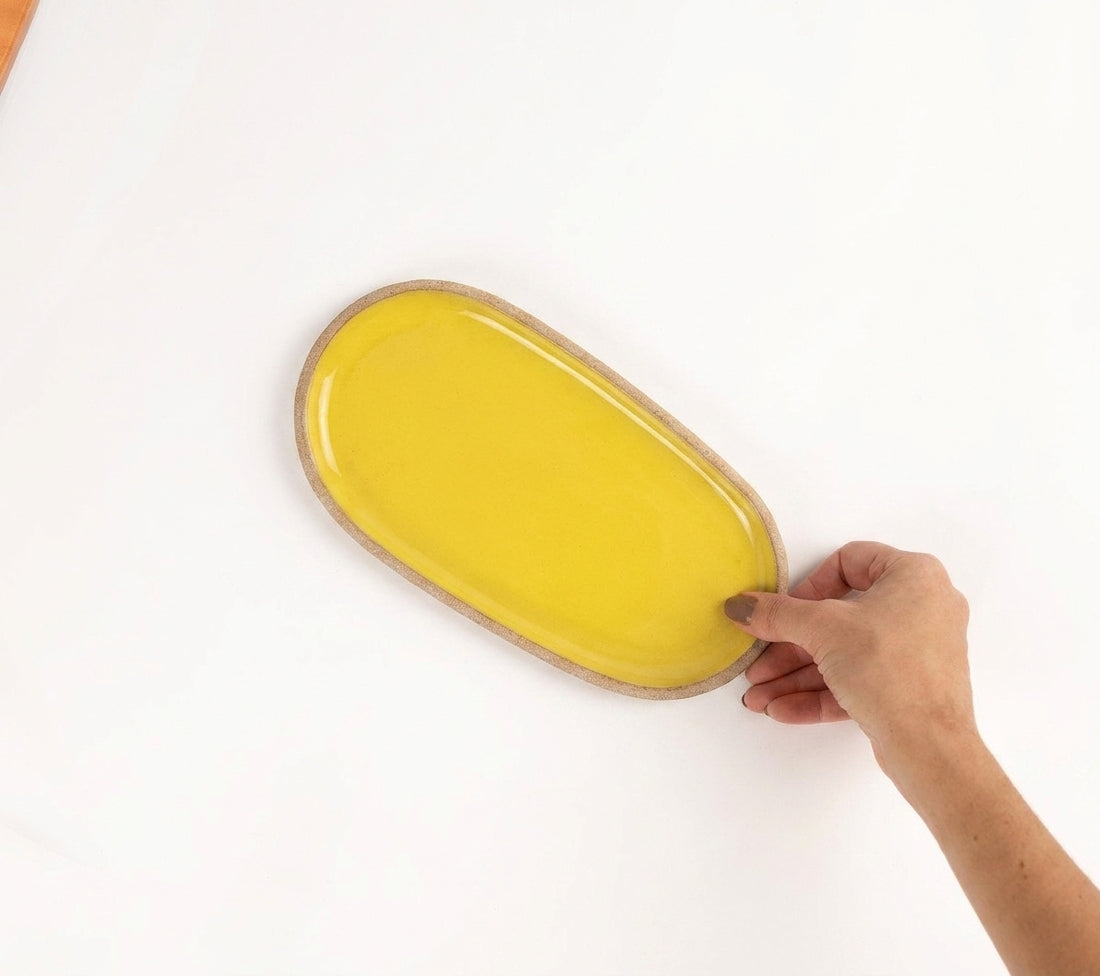 Réguas orgânicas para servir em cerâmica artesanal — tamanho 12CM x 25CM, argila Cappuccino, esmalte Amarelo Intenso