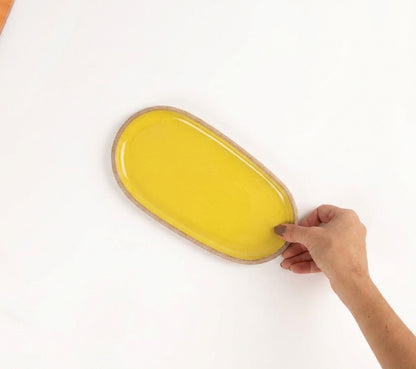 Réguas orgânicas para servir em cerâmica artesanal — tamanho 12CM x 25CM, argila Cappuccino, esmalte Amarelo Intenso