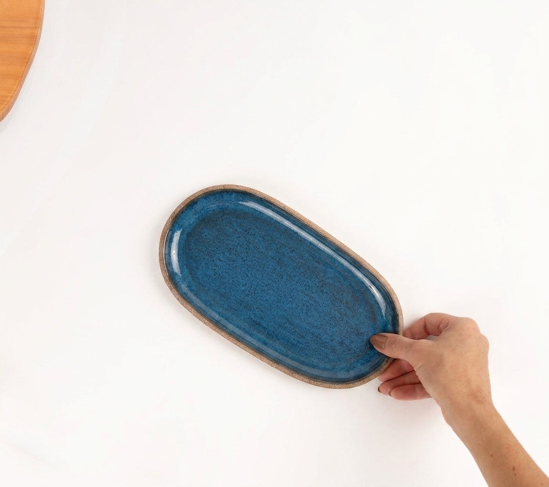 Réguas orgânicas para servir em cerâmica artesanal — tamanho 12CM x 25CM, argila Cappuccino, esmalte Azul Safira