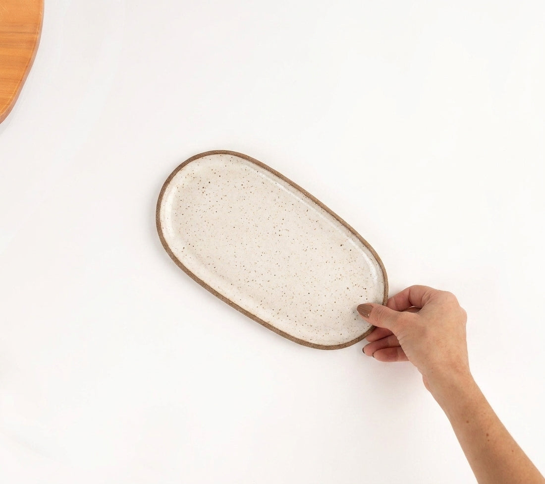Réguas orgânicas para servir em cerâmica artesanal — tamanho 12CM x 25CM, argila Cappuccino, esmalte Branco AMME
