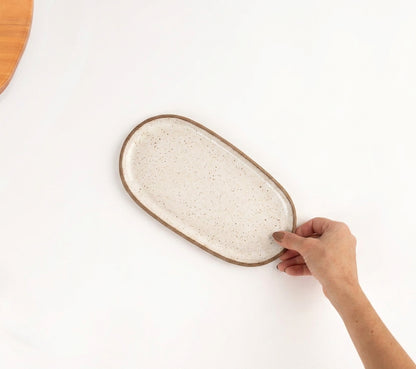 Réguas orgânicas para servir em cerâmica artesanal — tamanho 12CM x 25CM, argila Cappuccino, esmalte Branco AMME