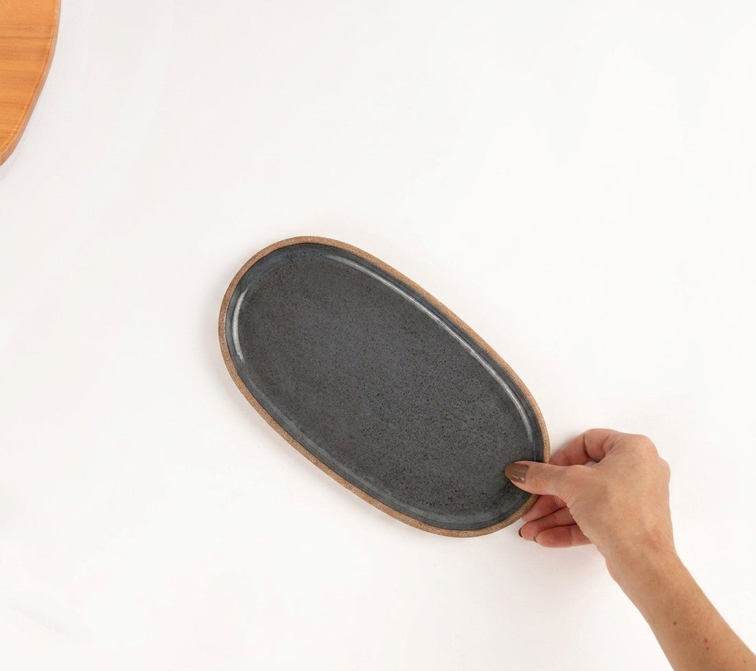 Réguas orgânicas para servir em cerâmica artesanal — tamanho 12CM x 25CM, argila Cappuccino, esmalte Grafite