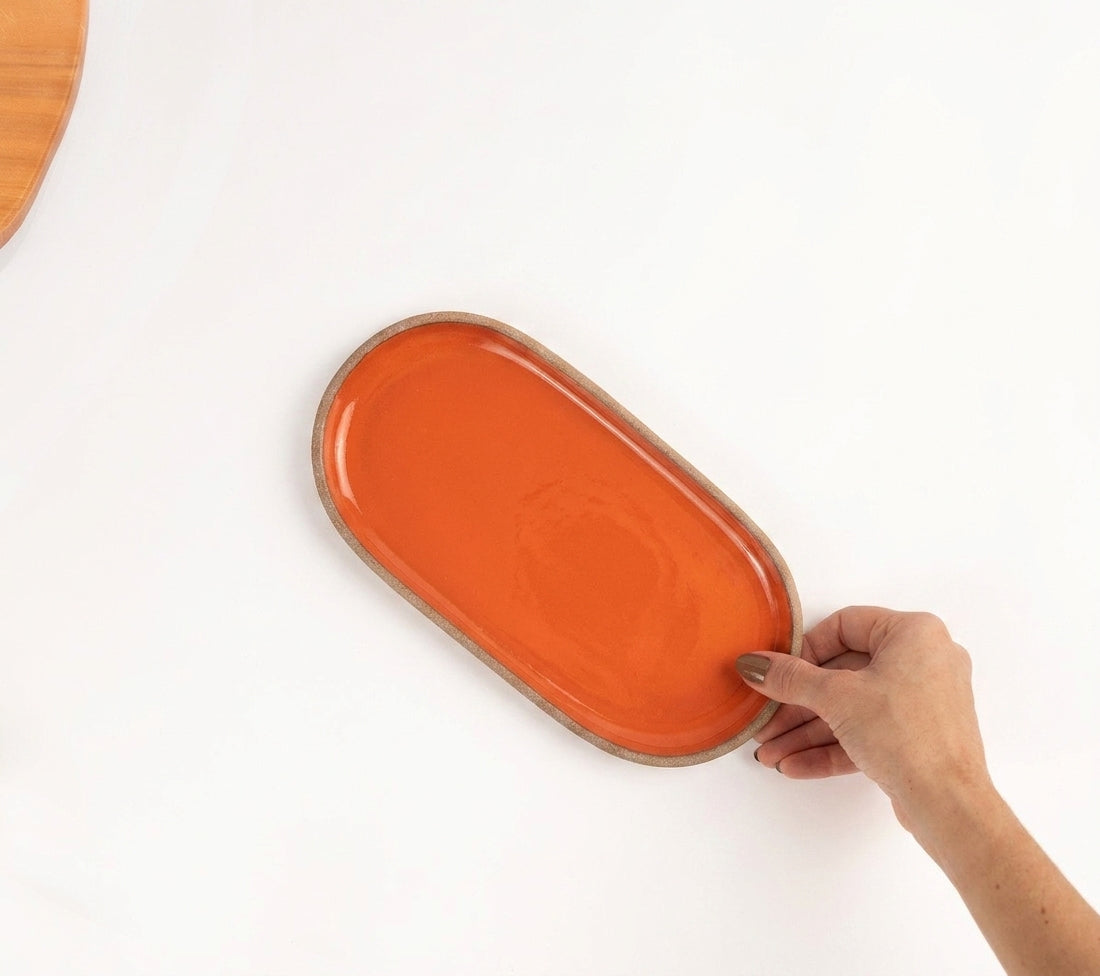 Réguas orgânicas para servir em cerâmica artesanal — tamanho 12CM x 25CM, argila Cappuccino, esmalte Laranja Intenso
