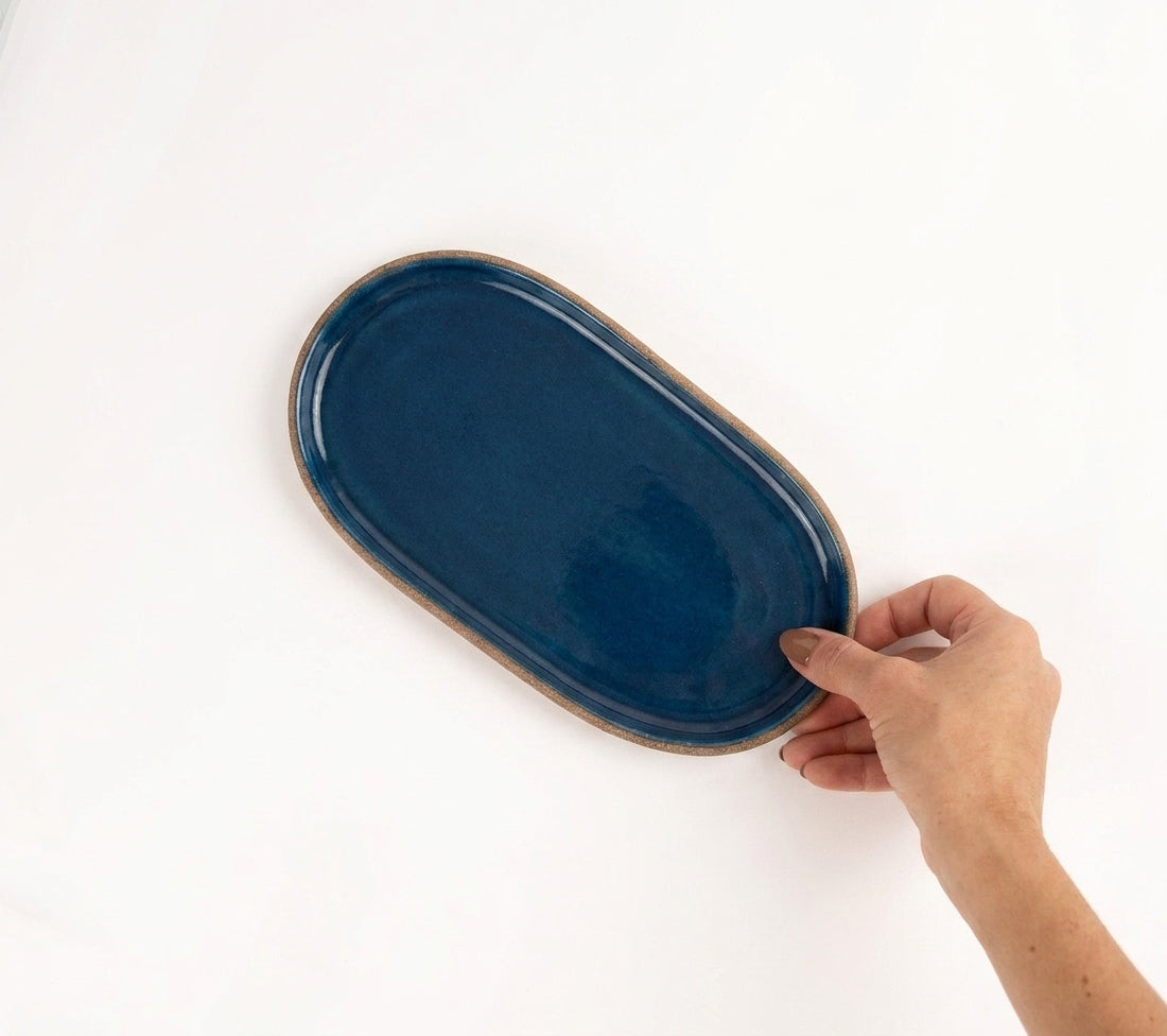 Réguas orgânicas para servir em cerâmica artesanal — tamanho 12CM x 25CM, argila Cappuccino, esmalte Lazuli