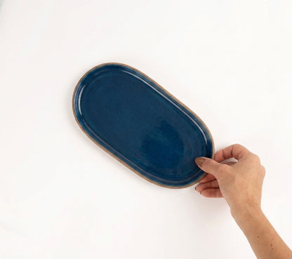 Réguas orgânicas para servir em cerâmica artesanal — tamanho 12CM x 25CM, argila Cappuccino, esmalte Lazuli