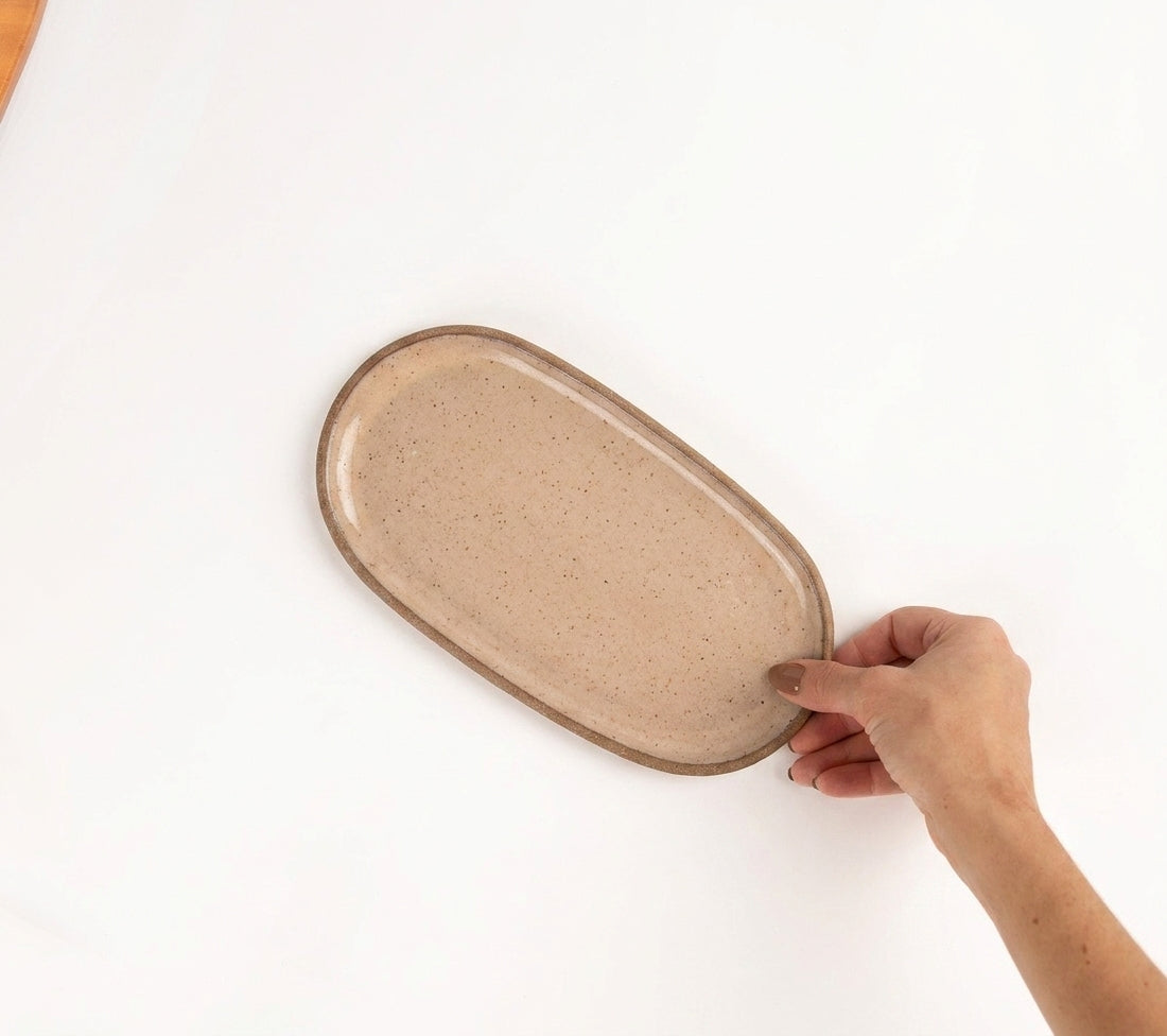 Réguas orgânicas para servir em cerâmica artesanal — tamanho 12CM x 25CM, argila Cappuccino, esmalte Nude