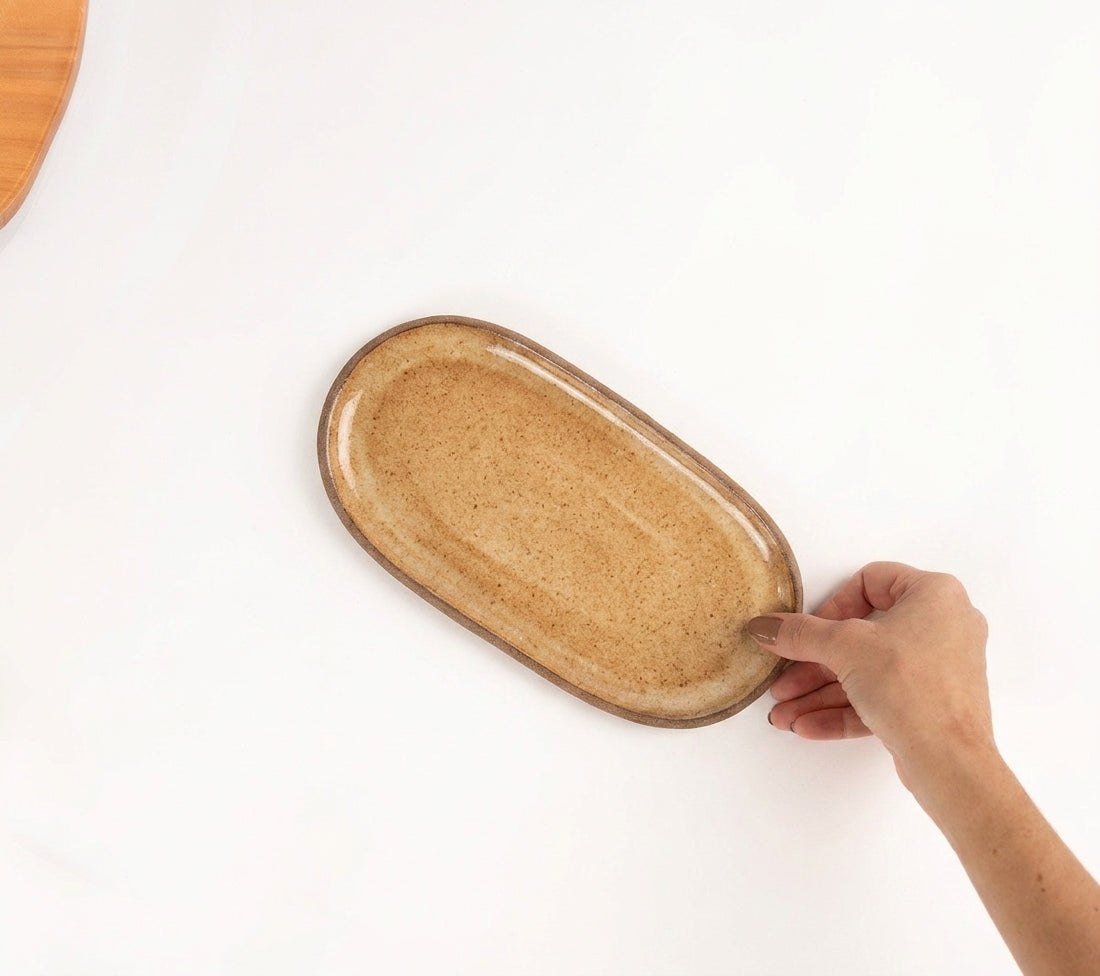 Réguas orgânicas para servir em cerâmica artesanal — tamanho 12CM x 25CM, argila Cappuccino, esmalte Pedra Sabão