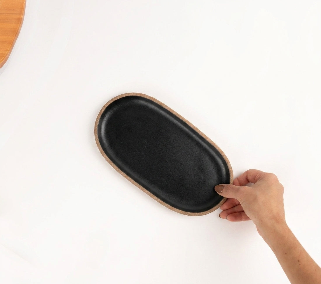 Réguas orgânicas para servir em cerâmica artesanal — tamanho 12CM x 25CM, argila Cappuccino, esmalte Preto Acetinado