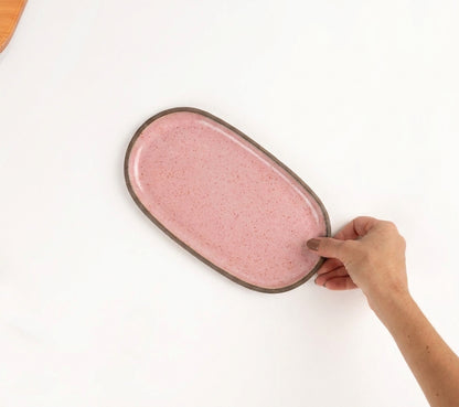 Réguas orgânicas para servir em cerâmica artesanal — tamanho 12CM x 25CM, argila Cappuccino, esmalte Rosa Barbie