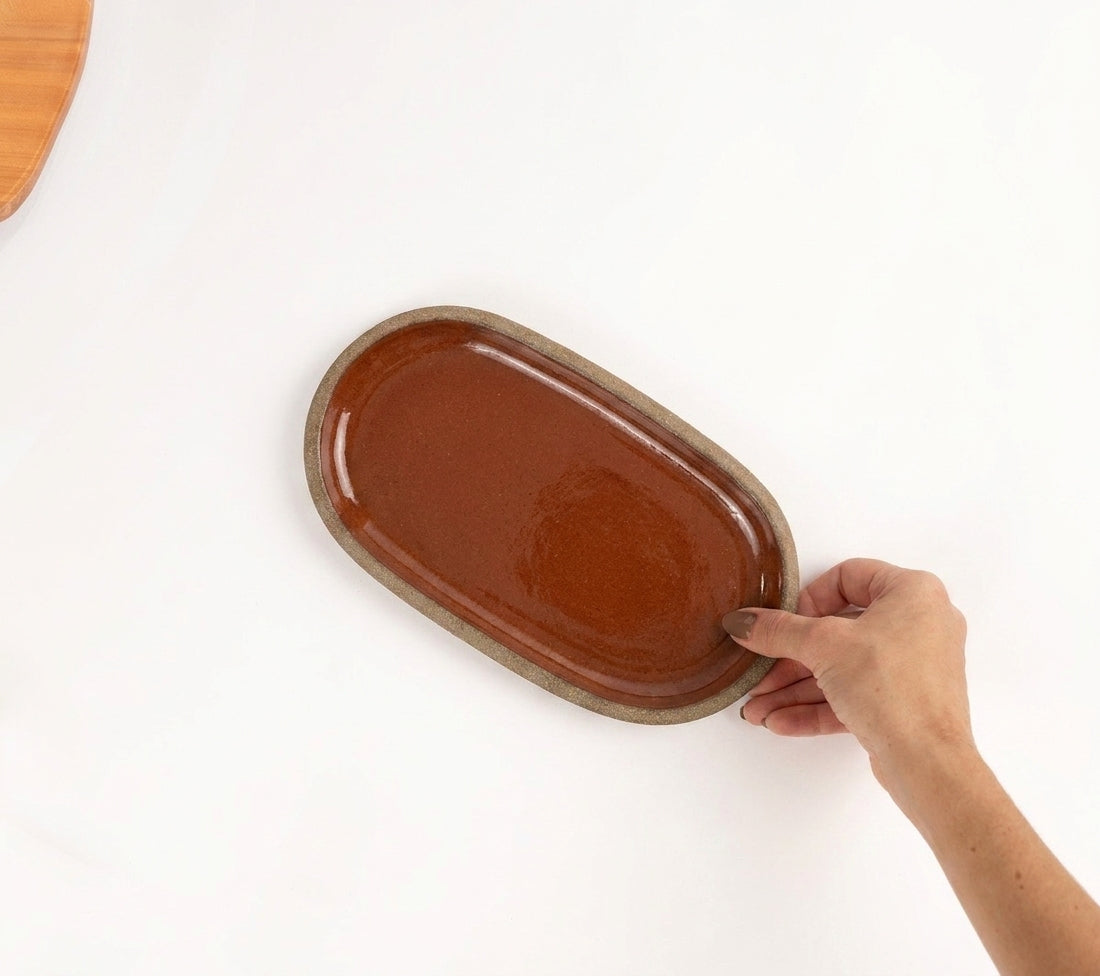 Réguas orgânicas para servir em cerâmica artesanal — tamanho 12CM x 25CM, argila Cappuccino, esmalte Sol de Terracota