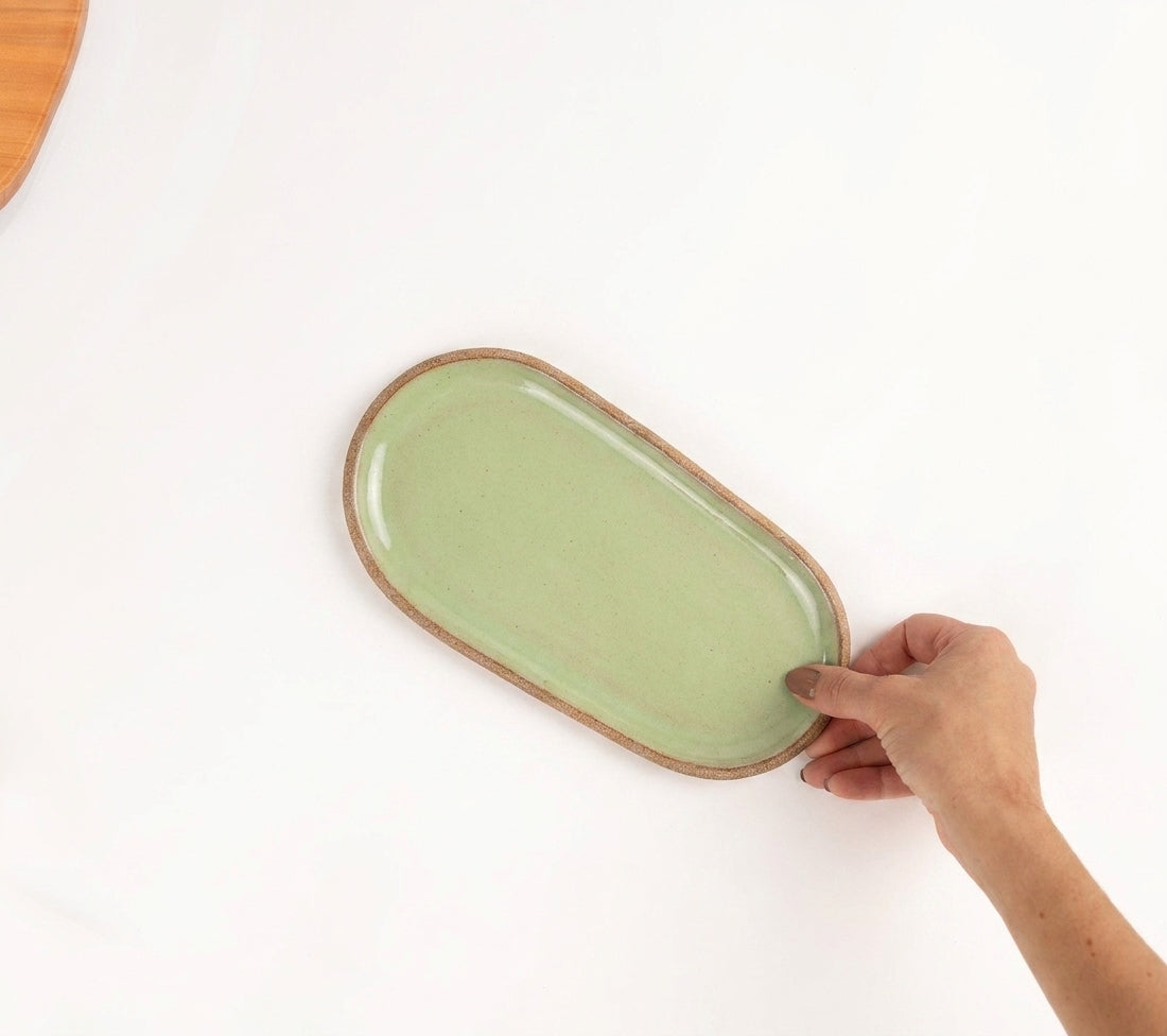 Réguas orgânicas para servir em cerâmica artesanal — tamanho 12CM x 25CM, argila Cappuccino, esmalte Verde Menta