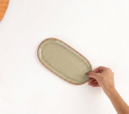 Réguas orgânicas para servir em cerâmica artesanal — tamanho 12CM x 25CM, argila Cappuccino, esmalte Verde Pompeia