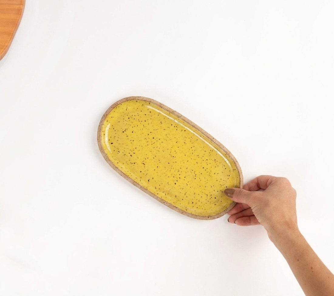 Réguas orgânicas para servir em cerâmica artesanal — tamanho 12CM x 25CM, argila Flocos, esmalte Amarelo Intenso