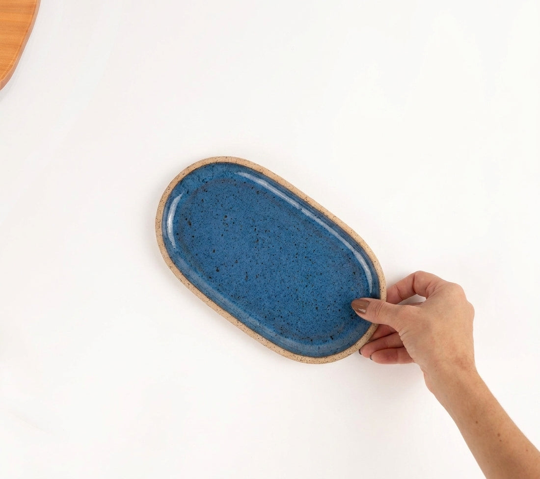 Réguas orgânicas para servir em cerâmica artesanal — tamanho 12CM x 25CM, argila Flocos, esmalte Azul Safira