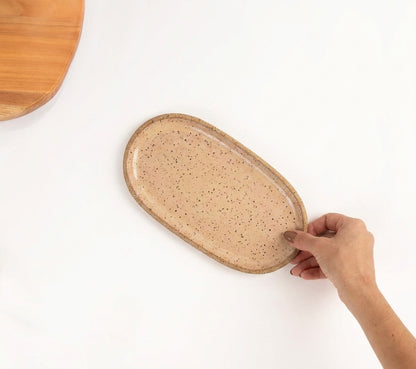 Réguas orgânicas para servir em cerâmica artesanal — tamanho 12CM x 25CM, argila Flocos, esmalte Nude