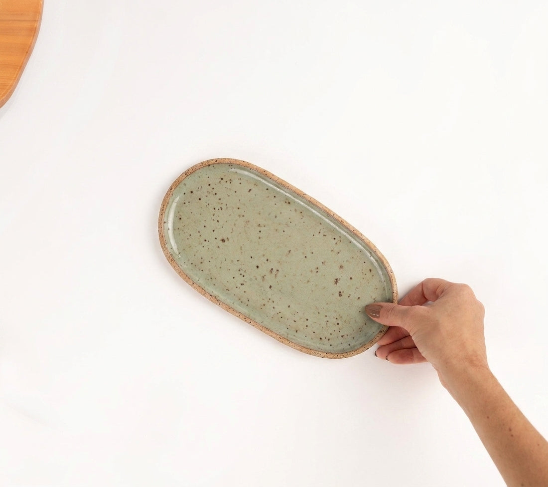 Réguas orgânicas para servir em cerâmica artesanal — tamanho 12CM x 25CM, argila Flocos, esmalte Verde Pompeia