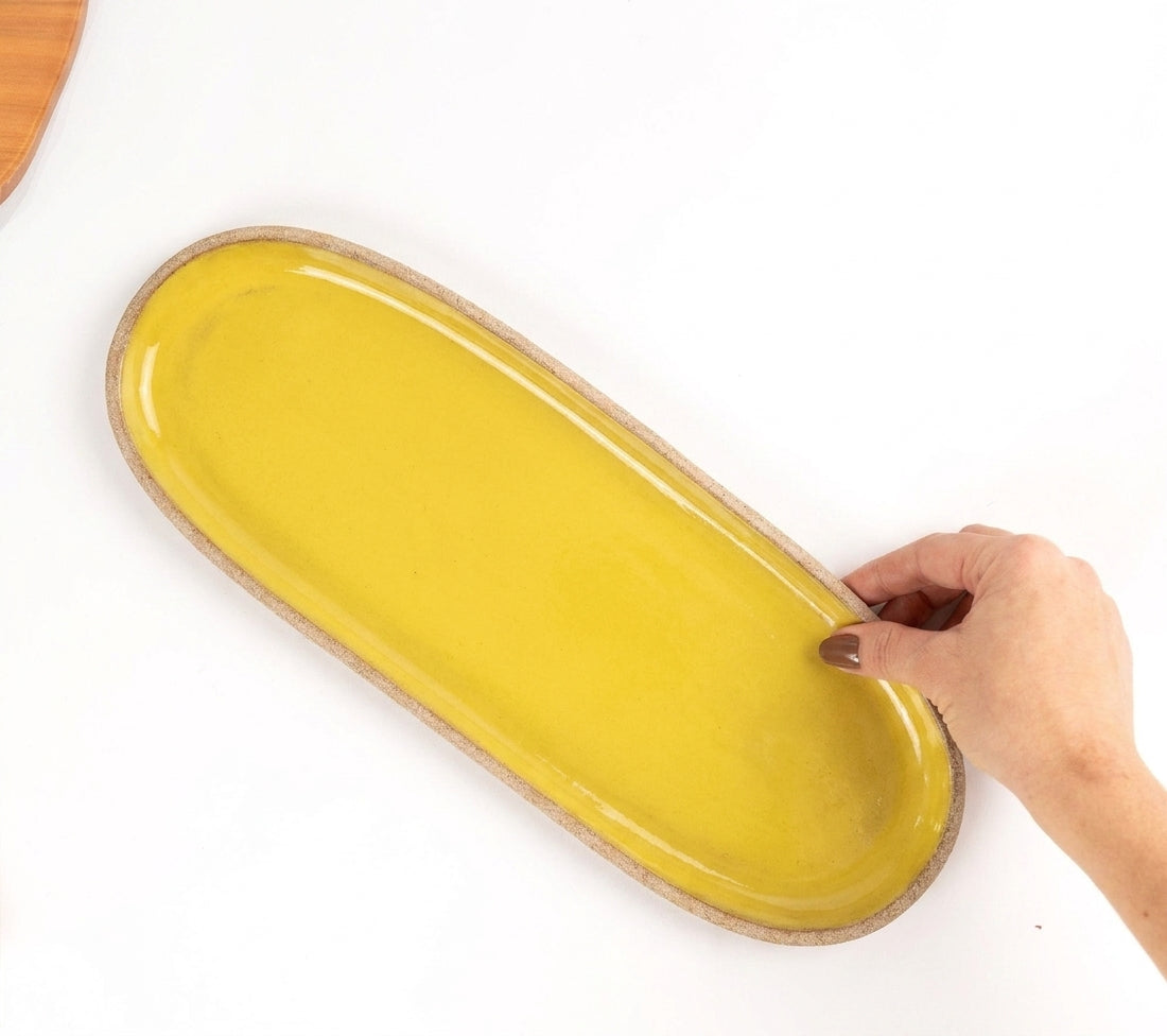 Réguas orgânicas para servir em cerâmica artesanal — tamanho 12CM x 37CM, argila Cappuccino, esmalte Amarelo Intenso
